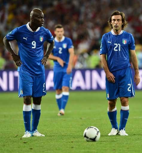 Phong cách chuyền bóng của Italia: Chuyền thẳng lên cho các cầu thủ tấn công như Balotelli