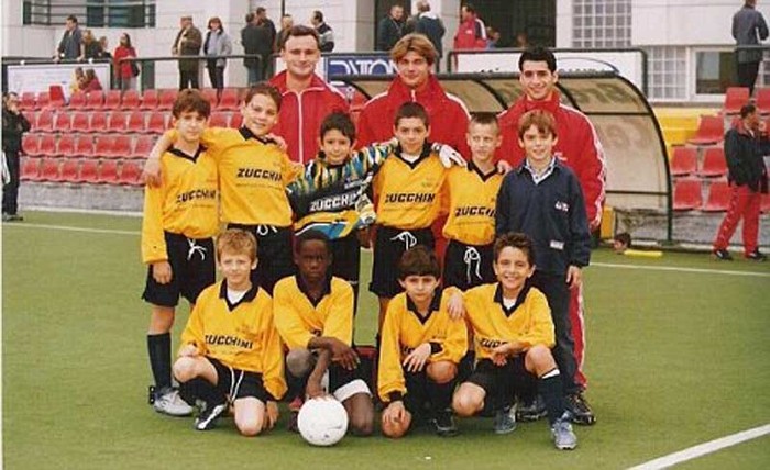 Trong tấm ảnh chụp Balotelli cùng các đồng đội tuổi teen ở đội hạng 3 Ý Lumezzane, gương mặt đen của cậu cùng đôi tay đặt lên trái bóng là thứ khiến cậu nổi bật giữa các đồng đội da trắng. Tài năng của cậu được phát hiện từ khá sớm, và Balotelli khi 15 tuổi đã được đưa lên đội 1 để đá ở Serie C1.