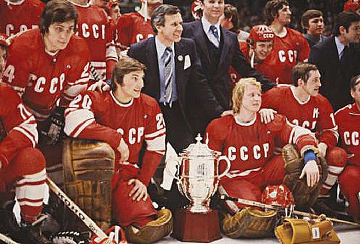 Đội tuyển hockey trên băng nam Liên Xô 1954 – 1992: Một kỷ lục gần như không thể xô đổ với 19 chức vô địch Thế giới (3 trong đó được tính là huy chương vàng Olympic, tính từ 1920 tới 1968), thêm 5 huy chương Vàng Olympic khác và 11 lần đăng quang giải Vô địch U-20 Thế giới. Tổng cộng họ 7 lần gặt Vàng trong 8 lần dự Olympic (lần duy nhất thất bại là tại Moscow 80 trước Hoa Kỳ). Chỉ có kỳ tích mới có thể khiến đội tuyển này thất bại trong giai đoạn đó.