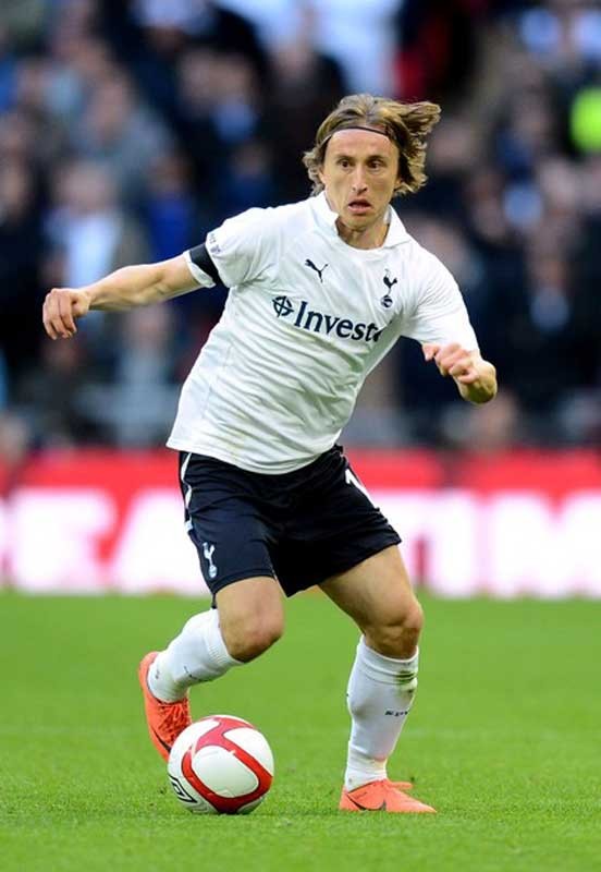 7. Tờ Daily Mail đưa tin Chelsea đã trở lại với mục tiêu Luka Modric trong thị trường chuyển nhượng hè 2012 này. Mùa hè năm ngoái họ cũng đã tiếp cận Modric nhưng đề nghị 40 triệu bảng bị Tottenham từ chối. Tuy nhiên tin này có lẽ cần được xác thực, vì sau 2 đoạn đầu nói về Luka Modric, những đoạn tiếp theo Daily Mail viết về Robin Van Persie.