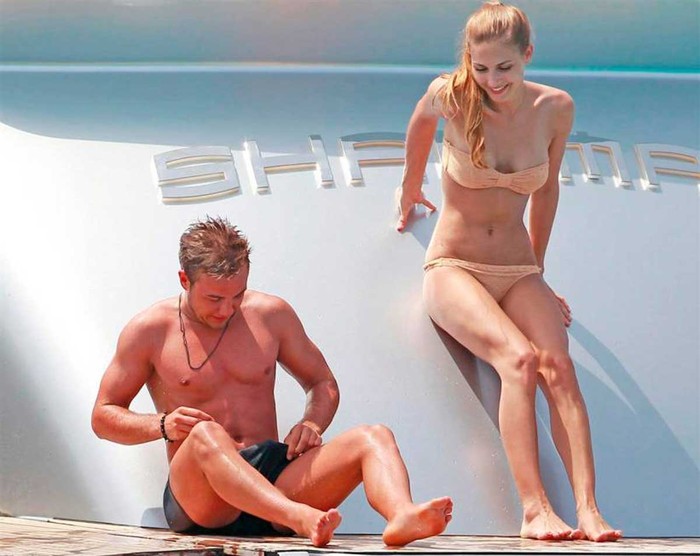 Hết World Cup, và mùa giải mới phải 1 tháng nữa mới bắt đầu, Mario Gotze ra biển Ibiza cùng cô bạn gái