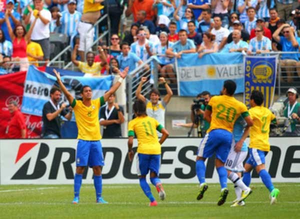 3. Brazil: Neymar, Danilo, Lucas, Oscar và Ganso những ngày qua đã liên tục được nhắc đến trên các mặt báo, lý do là vì tài năng của họ được quá nhiều đội bóng châu Âu ngưỡng mộ. Có thể nói rằng Brazil chưa bao giờ thiếu tài năng trẻ.
