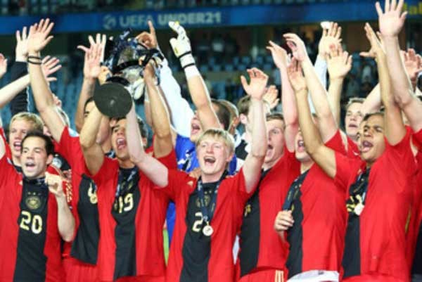 2. Đức: Thành quả của bóng đá Đức hiện tại là nhờ chính sách của Liên đoàn bóng đá, theo đó mọi CLB thuộc Bundesliga và Bundesliga B đều phải có học viện bóng đá. Chính vì thế mà Đức không thiếu nhân tài để có thể tiến hành chuyển giao thế hệ ở ĐTQG, mà sự xuất hiện của Mario Gotze và Andre Schurrle tại EURO 2012 là một ví dụ.