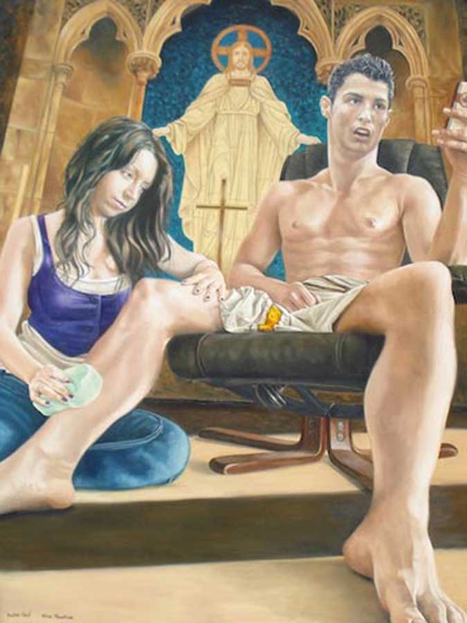 Cristiano Ronaldo vừa được vẽ "nude" trong một tác phẩm nghệ thuật tại Cheshire, Anh. Trong tranh là một Ronaldo với một mảnh khố che... háng, ngồi chễm chệ trên ghế trong lúc cầm điện thoại di động. Bên cạnh anh là một cô gái tóc nâu đang lau chùi chân của CR7 ngay trước tượng chúa Jesus. Bức tranh có tên gọi "False Idol".