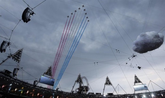 Đội bay Mũi Tên Đỏ bay qua bầu trời sân Olympic trước lễ khai mạc.