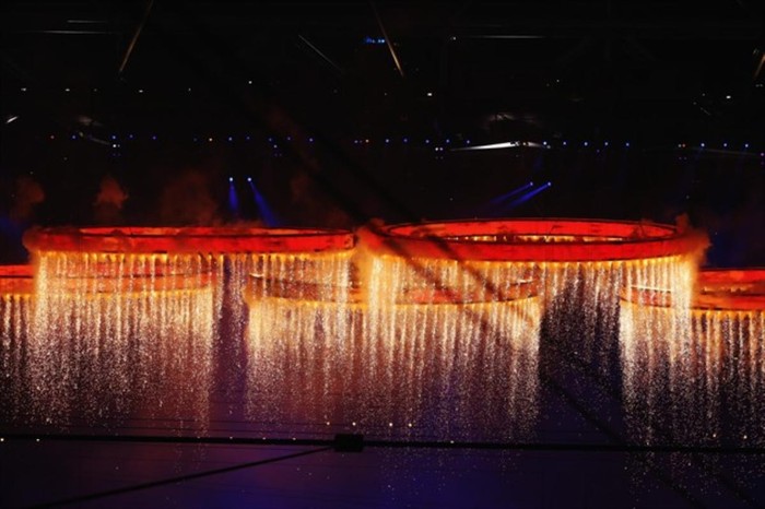 Chiếc vòng Olympic nổi lên trong phần biểu diễn tại lễ khai mạc.