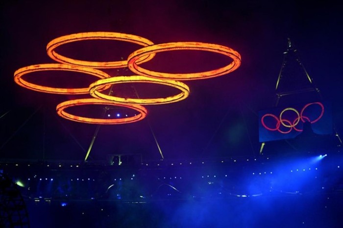 Chiếc vòng Olympic nổi lên trong phần biểu diễn tại lễ khai mạc.