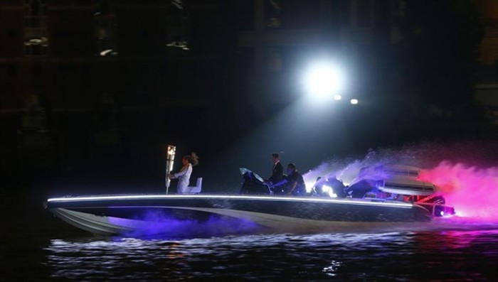 David Beckham lái canoe có bó đuốc Olympic trong lúc pháo hoa được bắn ở Tower Bridge.