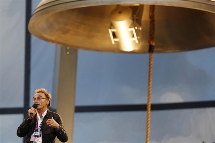 Đạo diễn Danny Boyle phát biểu trước lễ khai mạc, bên cạnh ông là chiếc chuông Olympic.