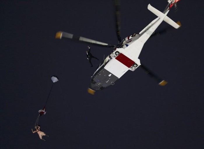 Điệp viên giả tưởng James Bond xuất hiện từ trực thăng và nhảy dù xuống SVĐ.
