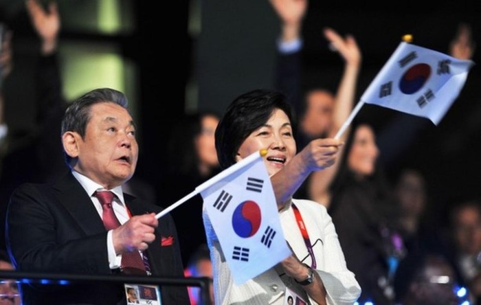 Chủ tịch của Samsung Electronics, ông Lee Kun Hee và phu nhân cổ vũ cho đoàn Hàn Quốc.