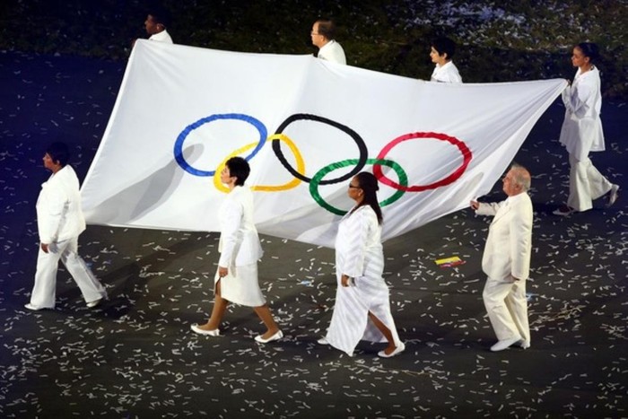 Daniel Barenboim, Sally Becker, Shami Chakrabati, Leymah Gbowee, Haile Gebrselassie, Doreen Lawrence, Marina Silva và Tổng thư ký Liên Hợp Quốc Ban Ki-Moon mang lá cờ Olympic vào SVĐ sau phần diễu hành của các đoàn thể thao.