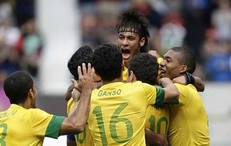 Một cú đá phạt thành bàn cùng một cú giật gót kiến tạo của Neymar đưa Brazil tới thắng lợi 3-1 trước Belarus