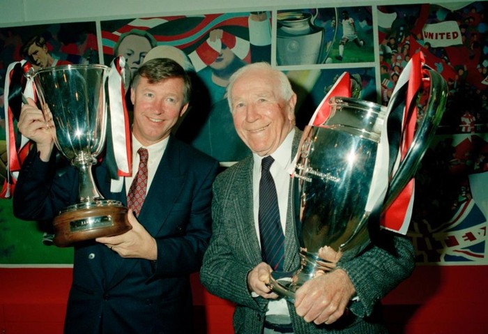 Sir Matt Busby nâng cúp vô địch C1, còn Alex Ferguson nâng cúp vô địch C2 châu Âu, ngày 18/10/1991.