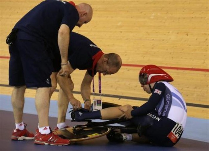 Philip Hindes (Anh) bị ngã xe đạp và chân bị mắc vào xe trong cuộc đua phân hạng ở nội dung xe đạp đồng đội nam trong nhà.