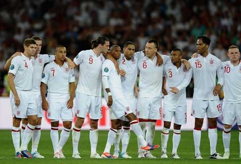 Tuyển Anh có thành tích tốt từ 2009 tới nay, và thực tế là họ không thua hoàn toàn một trận nào ở EURO 2012 (chỉ thua Italia trên chấm luân lưu - vẫn được 1 điểm) nên vẫn có nhiều điểm