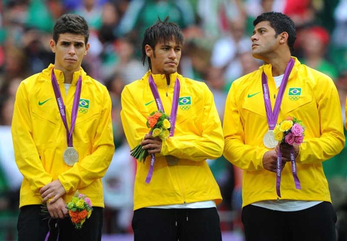 Neymar & đồng đội phải hài lòng với huy chương Bạc