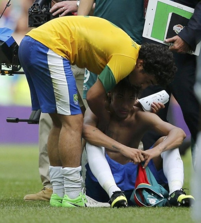Bình thường thì có thể coi đó là một hành động mang tính chất bảo vệ Rafael, tuy nhiên nó lại hoàn toàn trái ngược với cách mà các thành viên đội U23 Brazil phản ứng sau thất bại. Neymar tự đổ trách nhiệm lên mình, trong khi HLV Mano Menezes cho rằng tất cả đều có lỗi trong trận thua. Gần như không ai trực tiếp nhắc tên Rafael.
