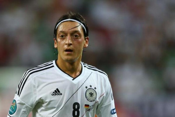 Top 10: Mesut Ozil (Real Madrid & Đức) – Đưa Real Madrid tới chức vô địch La Liga và giúp Đức vào bán kết EURO 2012. Chơi 62 trận (4646 phút), ghi 9 bàn (516 phút/bàn), 35 kiến tạo (132 phút/kiến tạo).