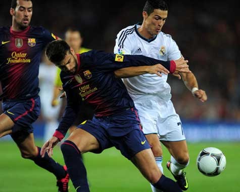 Ronaldo trong vòng vây của các cầu thủ Barca