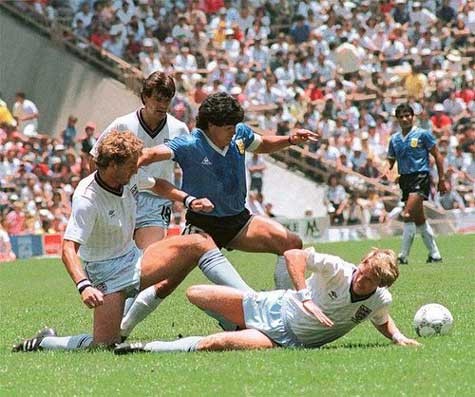 Diego Maradona trong vòng vây của các cầu thủ Anh, 1986