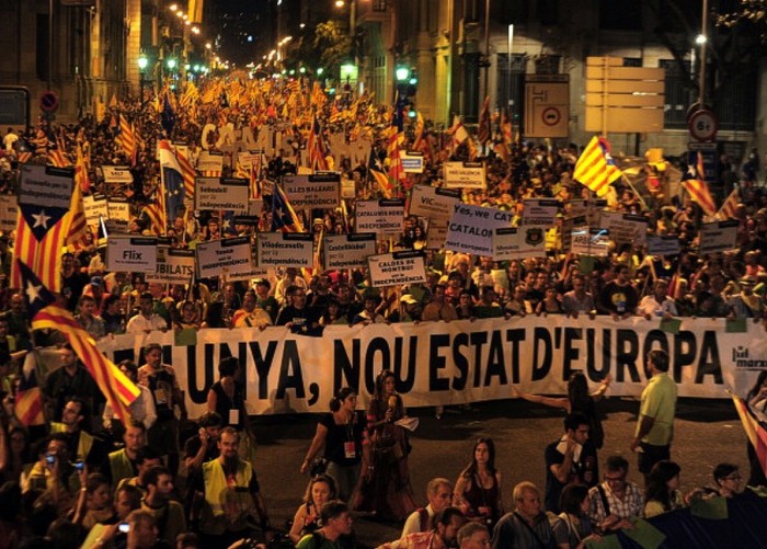 Hơn 1,5 triệu người dân xứ Catalunya đã đổ xuống đường phố trong tuần này để biểu tình đòi độc lập cho khu vực tự trị này, tách xứ Catalan khỏi nhà nước quân chủ Tây Ban Nha. Điều đó đương nhiên sẽ ảnh hưởng tới rất nhiều thứ, mà trong đó có tương lai của nhà vô địch Champions League 2011.