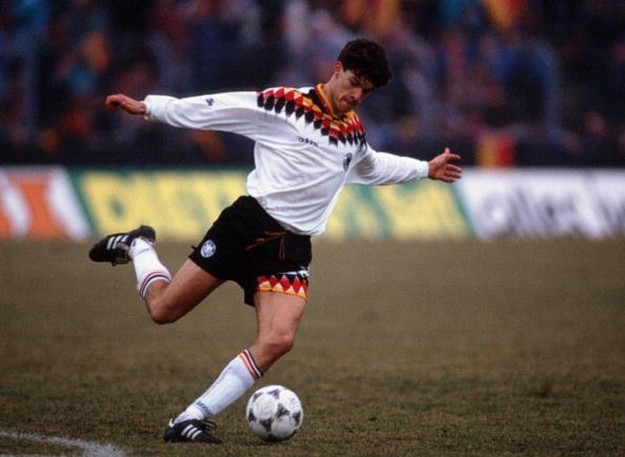 Michael Ballack trong màu áo đội tuyển U-21 Đức gặp Đan Mạch, tháng 3/1996.