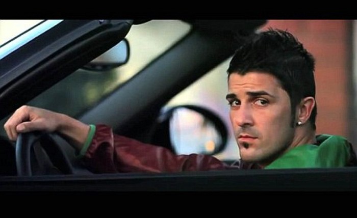 David Villa dùng thời gian rỗi để lượn quanh các con phố của Los Angeles trên chiếc siêu xe của anh trong một đoạn quảng cáo cho game đua xe Need for Speed.