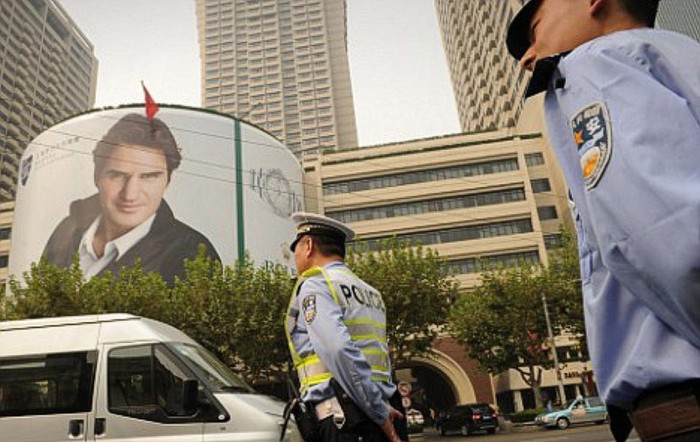 An ninh đang được thắt chặt tại Thượng Hải sau khi Ban tổ chức giải Masters Thượng Hải được tin có kẻ đã tuyên bố trên Internet rằng sẽ tìm cách ám sát Roger Federer khi anh đặt chân tới đây.