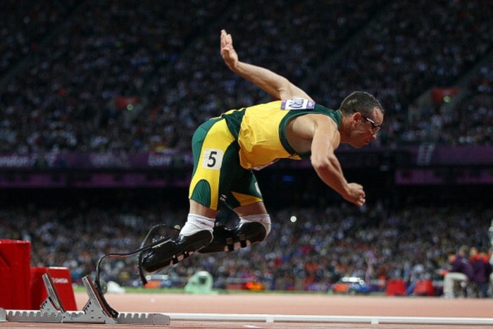 1. Oscar Pistorius: VĐV điền kinh này đã làm thay đổi lịch sử khi trở thành một trong những VĐV khuyết tật đầu tiên và là người cụt 2 chân đầu tiên tham dự nội dung điền kinh tại Olympic.