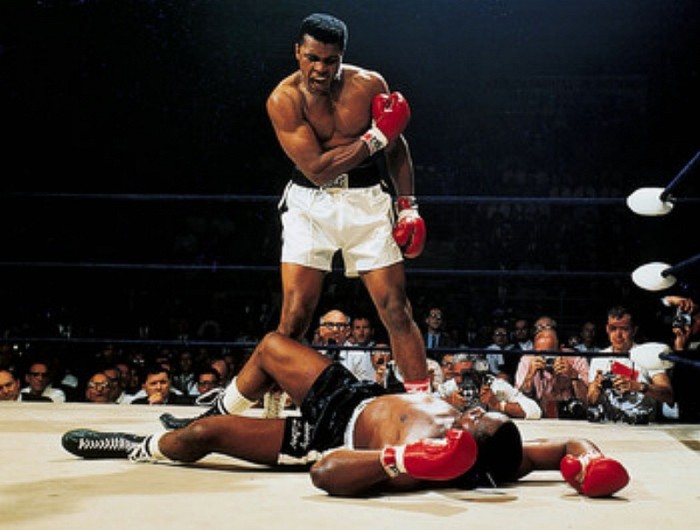 10. Cú đấm ma: Khi một Cassius Clay 22 tuổi đánh bại Sonny Liston 32 tuổi để vô địch hạng nặng thế giới, người ta đã sốc và nhìn thấy một siêu sao mới. Và từ đó, như chúng ta đã biết, Cassius Clay đã trở thành một trong những VĐV ảnh hưởng nhất lịch sử, dưới tên gọi Muhammad Ali.