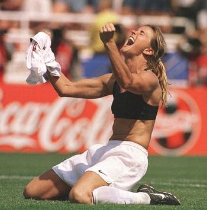 4. Giấc mơ Mỹ: Cú đá 11m quyết định của Brandi Chastain trong loạt luân lưu World Cup 1999 trước Trung Quốc đưa Chastain vào lịch sử, nhưng khoảnh khắc cởi áo ăn mừng đưa cô vào huyền thoại.