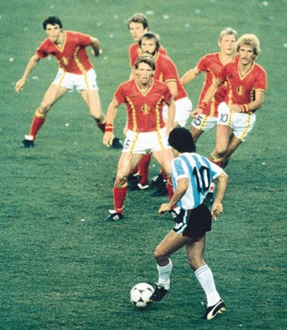 5. Bức tường đỏ: Ngay cả khi một nhóm người Bỉ đứng chắn trước mặt, Diego Maradona vẫn biến tất cả thành người trần mắt thịt. Dù bức tường có đông đến đâu, mọi con mắt vẫn chỉ dồn vào một người, và đó là Chúa.
