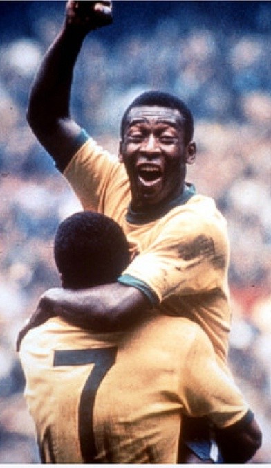 6. Pele: Hiếm có ai giành được sự tôn trọng trong môn thể thao vua như Pele, và sẽ không ai có thể được gọi là “Vua bóng đá” nếu người đó định hình bóng đá như Pele đã làm.