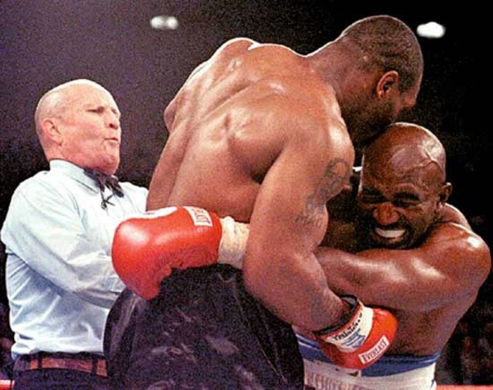 7. Tyson vs Holyfield: Khoảnh khắc Tyson cắn tai Holyfield trên sàn đấu là một trong những ví dụ tiêu biểu cho sự phi thể thao, và nó biến Tyson trong chốc lát trở thành kẻ bị ghét nhất nước Mỹ.