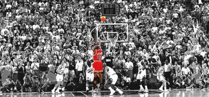 8. Cú ném cuối cùng: Trận 6, Chung kết NBA 1998, Chicago Bulls dẫn Utah Jazz 3-2 trong loạt trận và chỉ cần thắng 1 trận nữa để vô địch. Khi trận đấu còn 25 giây, Jazz dẫn trước Bulls 86-85, Michael Jordan cướp bóng từ tay Karl Malone bên phần sân Bulls. Anh từ từ dẫn bóng sang bên kia sân, đối mặt Bryon Russell, làm động tác giả khẽ đẩy ngã Russell. Trước mặt anh là khoảng trống, và Jordan thực hiện cú ném trúng đích giúp Bulls dẫn trước 87-86 khi trận đấu chỉ còn 5.2 giây. Cú ném đó mang lại cho Jordan và Bulls chức vô địch NBA thứ 6 và chấm dứt sự nghiệp 14 năm lẫy lừng của MJ.