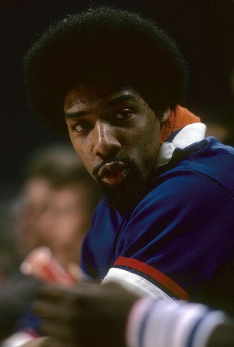 1. Julius “Dr.J” Erving: Người đàn ông này không chỉ sở hữu một bộ tóc kiểu Afro khá thời trang vào thập niên 1970 mà còn có một sự nghiệp huyền thoại. Chúng ta nói đến NBA là nói đến Michael Jordan, nhưng Dr. J mới là người định hình nó như ngày nay với lối chơi tốc độ, đặc biệt là những cú dunk. Erving là người đầu tiên chiến thắng trong một cuộc thi slam dunk với cú dunk từ vạch ném phạt vào năm 1976, điều mà hơn 10 năm sau Michael Jordan đã tái lập và tạo ra thương hiệu “Air Jordan” của riêng mình.