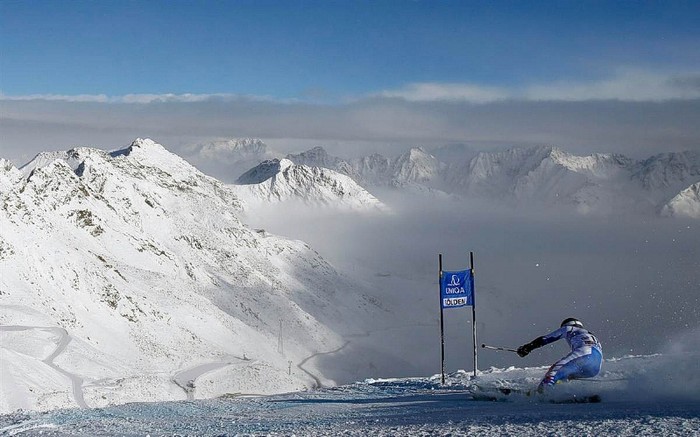 Thomas Fanara băng qua một cánh cổng ở lượt đầu tiên nội dung trượt dốc chướng ngại vật ở giải vô địch trượt tuyết thế giới tại Soelden, Áo.
