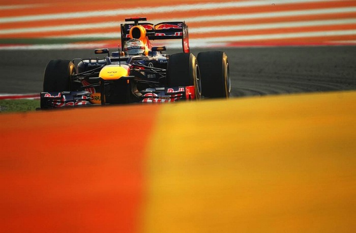 Sebastian Vettel tiến về đích tại giải Indian Grand Prix.
