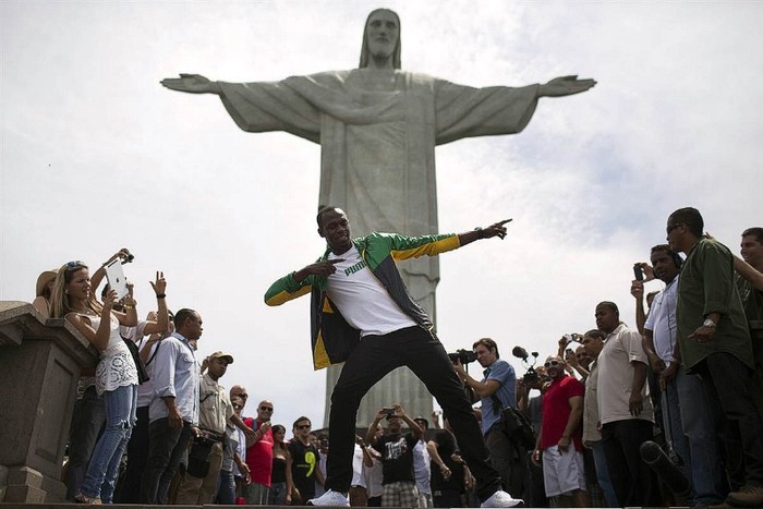 Usain Bolt làm dáng điệu quen thuộc của mình trước bức tượng Đấng cứu thế ở Rio de Janeiro, nơi anh đang có kỳ nghỉ và cũng sẽ là nơi tổ chức Olympic 2016.