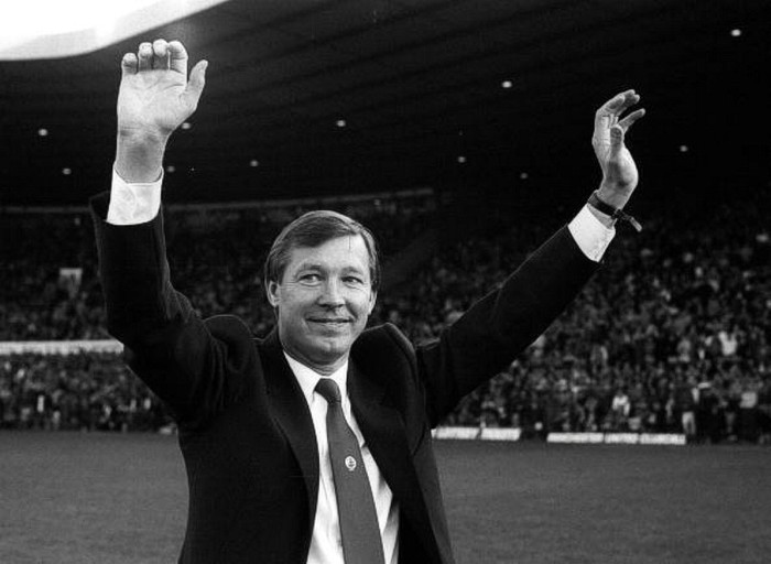 Sir Alex ra mắt hơn 56.000 khán giả tại Old Trafford trong trận đầu tiên dẫn dắt Man Utd, tháng 11/1986