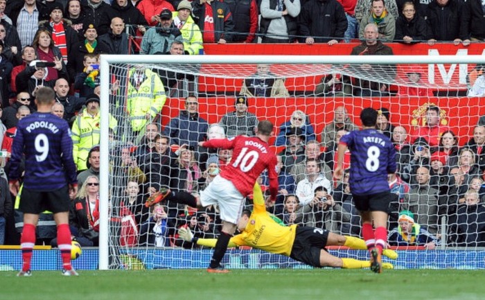 Trong trận thắng Arsenal 2-1 hôm thứ Bảy tuần qua, Man Utd đã có cơ hội nâng tỷ số lên 2-0 trước giờ nghỉ giải lao sau khi một quả tạt của Ashley Young chạm tay Santi Cazorla trong vòng cấm. Wayne Rooney được giao trách nhiệm sút phạt đền, và anh đưa bóng đi chệch cột dọc góc trái cầu môn (Mannone cũng đoán đúng hướng). Sau trận, Rooney đã cho biết anh cảm thấy thất vọng, nhưng dù sao Man Utd đã thắng.