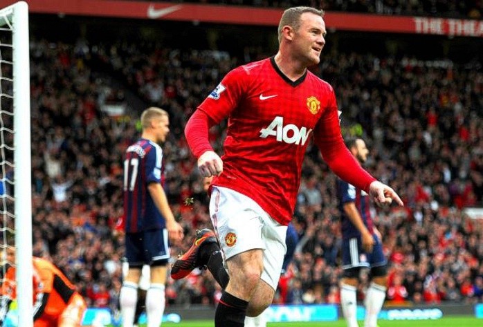 Tầm thời gian này cách đây 2 năm, Manchester United trở thành tâm điểm của rất nhiều sự chú ý vì câu chuyện xoay quanh tới hợp đồng của Wayne Rooney. Rooney, người khi đó có hợp đồng tới hè 2012, đã phát biểu rằng Man Utd “không có tham vọng” và có ý muốn ra đi. Những nỗ lực thuyết phục của CLB cuối cùng đã khiến Rooney đồng ý ở lại.