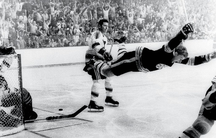 80. Bobby Orr: Bức ảnh chụp khoảnh khắc vui sướng tột độ của Bobby Orr khi anh giúp Boston Bruins đánh bại St. Louis Blues trong trận chung kết Stanley Cup 1970, trận tranh chức vô địch NHL (giải vô địch Hockey Hoa Kỳ).