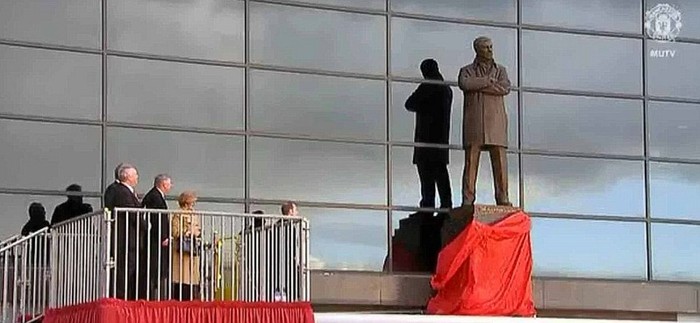 Bà Catherine Ferguson, người duy nhất mà Sir Alex Ferguson phải sợ, kéo tấm vải đỏ và cho ra mắt bức tượng của chồng mình, HLV xuất sắc nhất trong lịch sử Premier League.