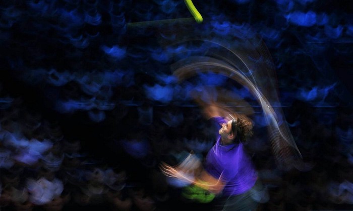 Roger Federer giao bóng trong trận gặp Novak Djokovic tại ATP World Tour.