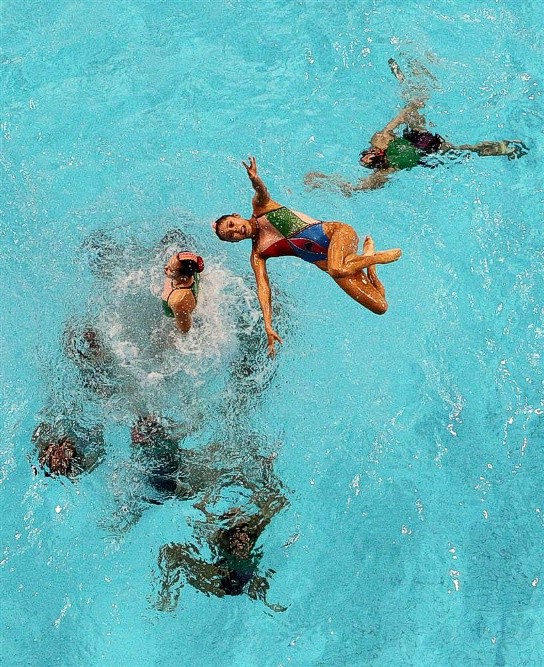 Các vận động viên bơi nghệ thuật của Trung Quốc tại giải vô địch bơi lội châu Á ở Dubai.