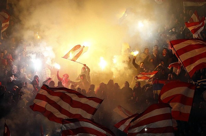 Các CĐV Sao Đỏ Belgrade đốt pháo sáng cổ vũ trận đấu với kình địch Partizan Belgrade. Sao Đỏ thắng trận derby 3-2.