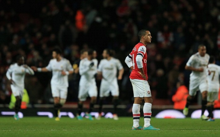 Theo Walcott bị chìm lấp trong trận thua này của Arsenal.