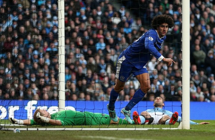 Trước nhà ĐKVĐ Manchester City, Marouane Fellaini lại ghi bàn và đưa Everton vượt lên dẫn trước phút 33.